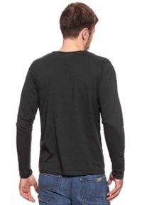 Wrangler - LONGSLEEVE WRANGLER PEAK TEE PHANTOM W7B09DE16. Długość rękawa: długi rękaw. Wzór: nadruk #3