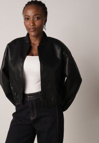 Born2be - Czarna Kurtka Bomberka z Imitacji Skóry o Krótkim Kroju Edalindra. Okazja: na randkę. Kolor: czarny. Materiał: skóra. Długość: krótkie. Wzór: kwiaty #1