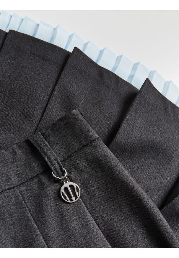 Reserved - Plisowana spódnica mini - ciemnoszary. Kolor: szary. Materiał: wiskoza, tkanina