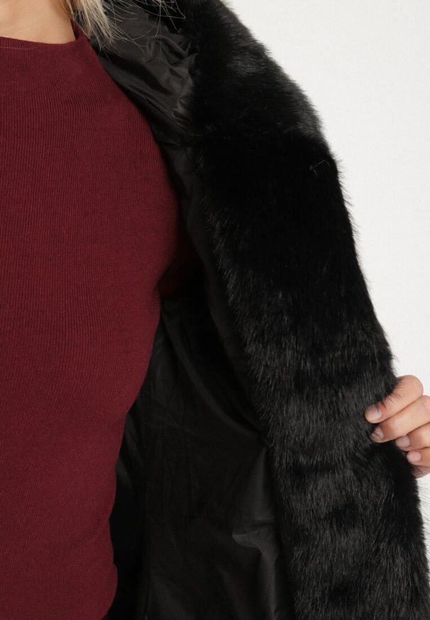 Born2be - Czarna Pikowana Kurtka z Wiązanym Paskiem i Kapturem z Futerkiem Fenama. Okazja: na spacer, na co dzień. Kolor: czarny. Materiał: futro. Styl: elegancki, casual