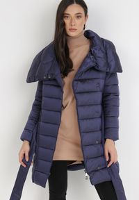 Born2be - Granatowa Kurtka Pikowana Nikessa. Typ kołnierza: bez kaptura. Kolor: niebieski. Materiał: materiał, tkanina. Długość: długie. Wzór: aplikacja #4