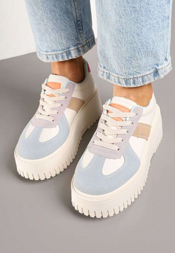 Renee - Beżowo-Niebieskie Sneakersy Typu Tenisówki na Żłobionej Platformie Lorreia. Kolor: beżowy. Materiał: jeans. Obcas: na platformie