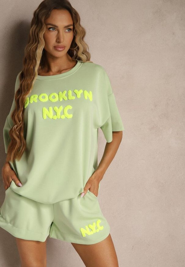 Renee - Jasnozielony Komplet z Wiskozą o Fasonie Oversize T-shirt i Szorty Lirafina. Kolor: zielony. Materiał: wiskoza