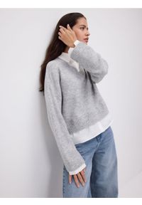Reserved - Sweter z koszulową wstawką - jasnoszary. Kolor: szary. Materiał: wełna, dzianina