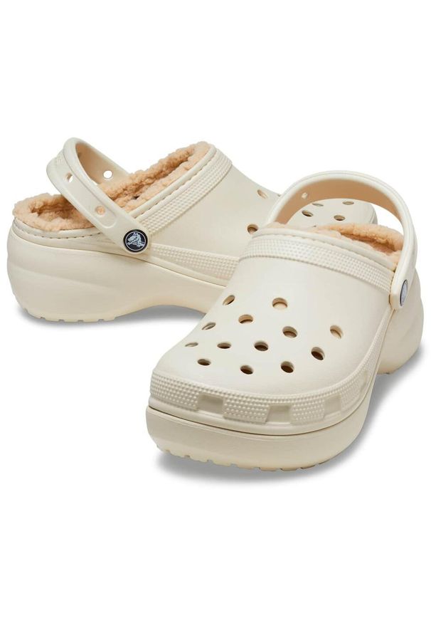Crocs - Classic platforma damskie chodaki z podszewką. Kolor: biały. Obcas: na platformie. Sport: turystyka piesza