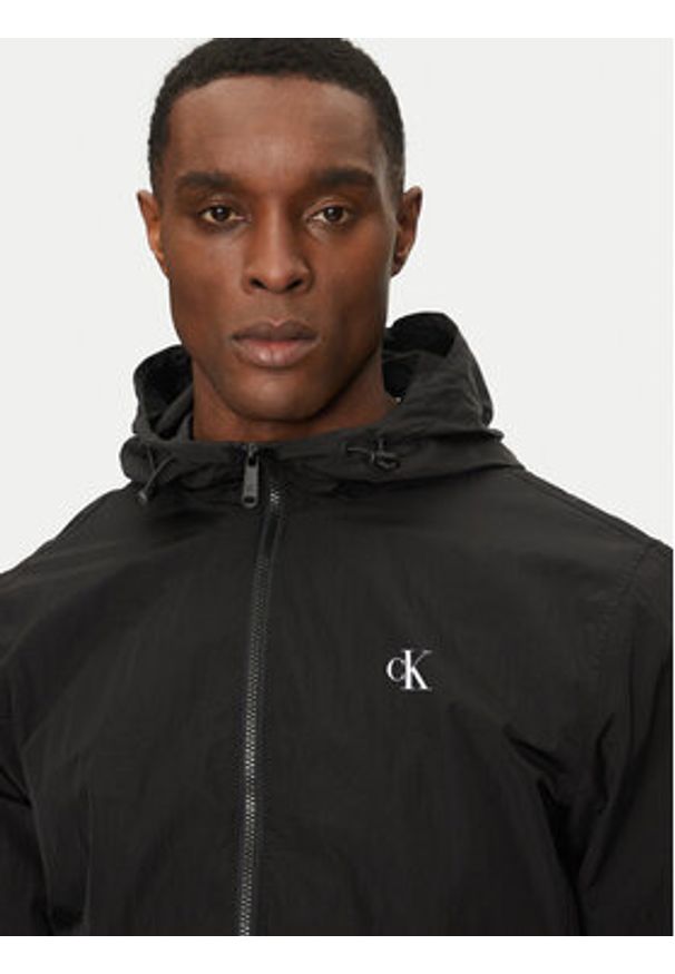Calvin Klein Jeans Wiatrówka J30J327254 Czarny Regular Fit. Kolor: czarny. Materiał: syntetyk