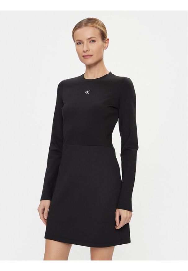 Calvin Klein Jeans Sukienka codzienna Milano Spacer Mix Outfit Dress J20J222528 Czarny Regular Fit. Okazja: na spacer, na co dzień. Kolor: czarny. Materiał: syntetyk, wiskoza. Typ sukienki: proste. Styl: casual