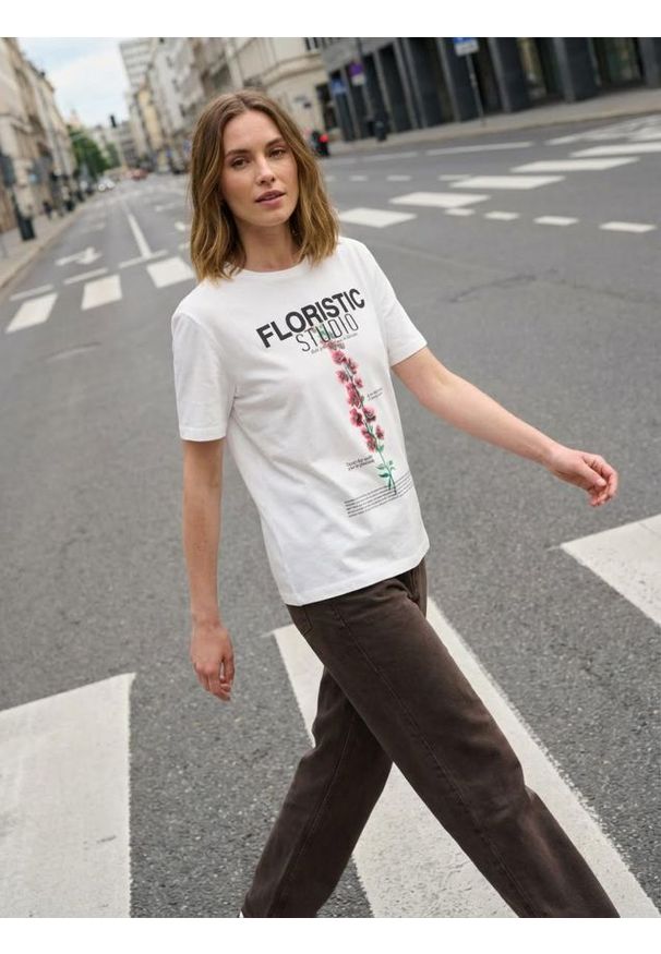 Sinsay - Koszulka z nadrukiem - kremowy. Kolor: kremowy. Wzór: nadruk