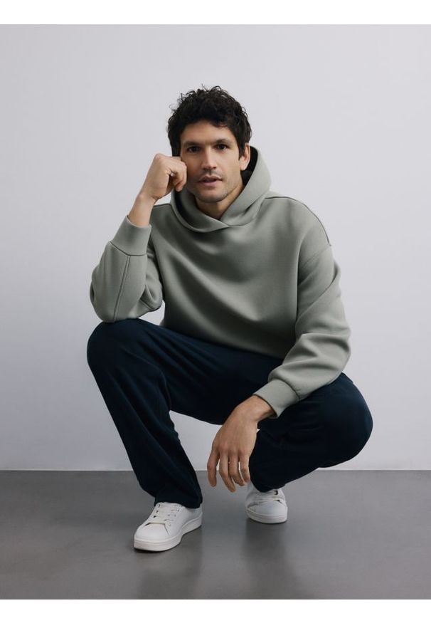 Reserved - Gładka bluza z kapturem - jasnozielony. Typ kołnierza: kaptur. Kolor: zielony. Materiał: bawełna, dzianina. Wzór: gładki