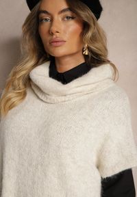 Renee - Jasnobeżowy Golf z Krótkim Rękawem o Kroju Nietoperza Miadorae. Okazja: na spotkanie biznesowe, na co dzień. Typ kołnierza: golf. Kolor: beżowy. Długość rękawa: krótki rękaw. Długość: krótkie. Styl: biznesowy, elegancki, casual #3