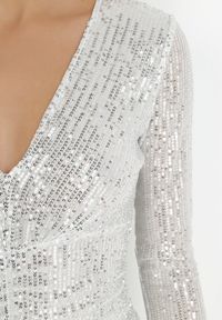 Born2be - Srebrna Cekinowa Sukienka z Marszczeniem Nerli. Kolor: srebrny. Wzór: aplikacja. Długość: mini #4