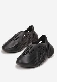 Born2be - Czarne Sneakersy z Pianki Zdobione Wycięciami Harelle. Kolor: czarny. Wzór: aplikacja #2