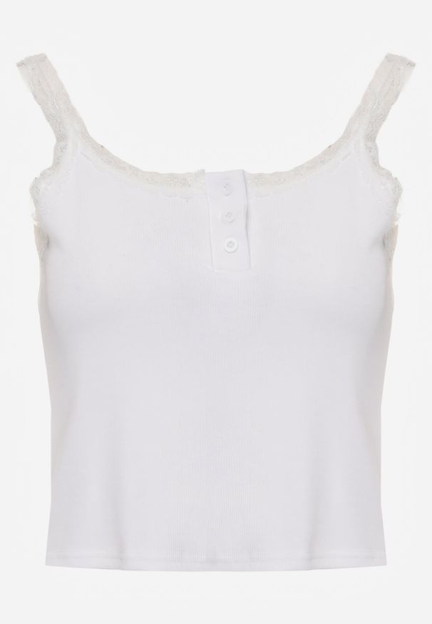 Born2be - Biały Top z Bawełny Ozdobiony Guzikami i Koronką przy Dekolcie Beralie. Okazja: na co dzień. Kolor: biały. Materiał: bawełna, koronka. Wzór: aplikacja, koronka. Styl: casual, klasyczny, elegancki