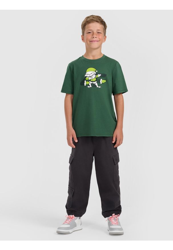 4f - 4F T-shirt regular z nadrukiem świątecznym chłopięcy - zielony 140 (9-10 lat). Kolor: zielony. Materiał: dresówka, materiał, jeans, bawełna. Wzór: nadruk. Sezon: lato. Styl: wizytowy