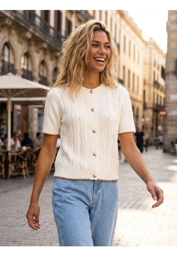 Sinsay - Dzianinowy kardigan z krótkim rękawem - kremowy. Kolor: kremowy. Materiał: dzianina. Długość rękawa: krótki rękaw. Długość: krótkie