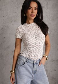 Renee - Białe Body z Koronki o Dopasowanym Kroju z Krótkim Rękawem Adradina. Kolor: biały. Materiał: koronka. Długość rękawa: krótki rękaw. Długość: krótkie. Wzór: koronka #3