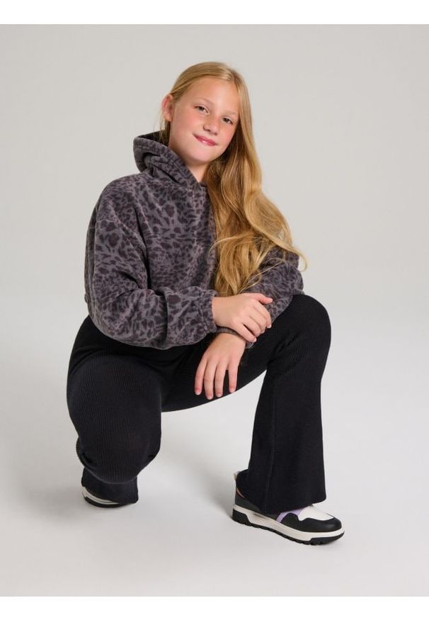 Sinsay - Polarowa bluza z kapturem z nadrukiem w panterkę - szary. Typ kołnierza: kaptur. Kolor: szary. Materiał: polar. Wzór: nadruk, motyw zwierzęcy