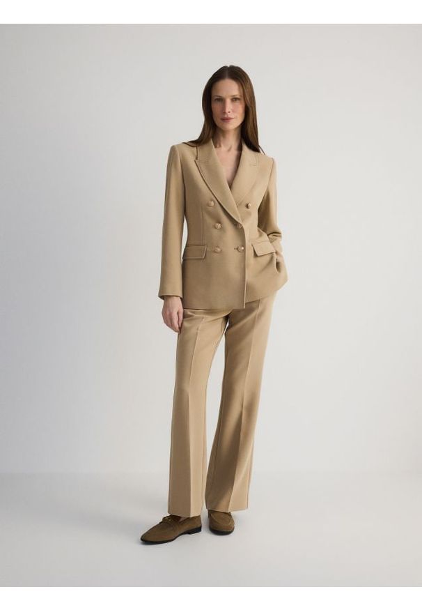 Reserved - Spodnie flare z kantem - beżowy. Kolor: beżowy. Materiał: tkanina, wiskoza