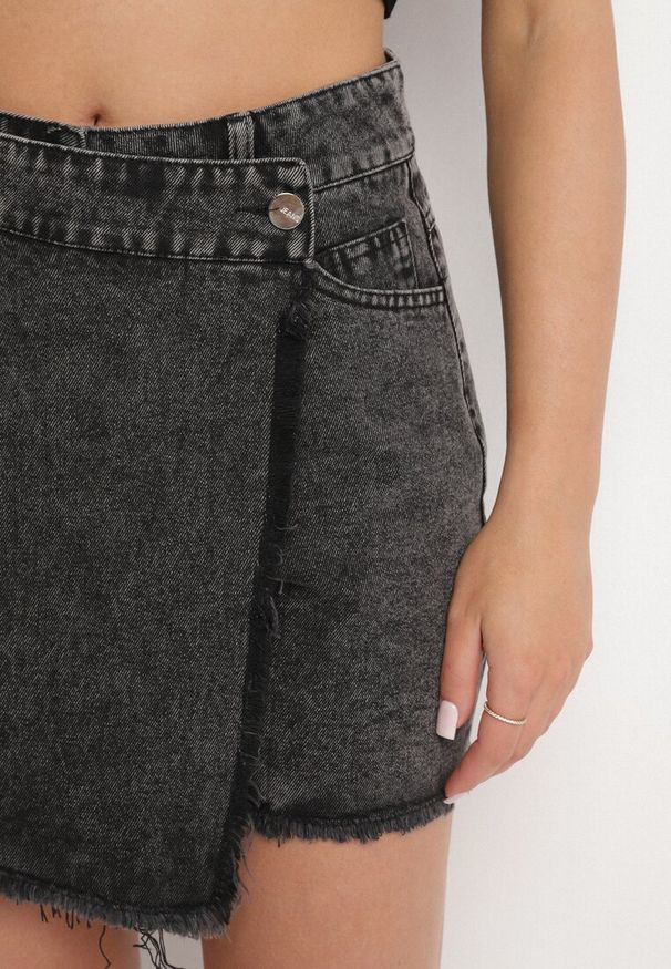 Born2be - Czarne Jeansowe Spódnico-Spodenki Jeansowe z Bawełny z Wysokim Stanem Neliatha. Okazja: na co dzień. Stan: podwyższony. Kolor: czarny. Materiał: bawełna, jeans. Długość: krótkie. Styl: casual, elegancki, wizytowy