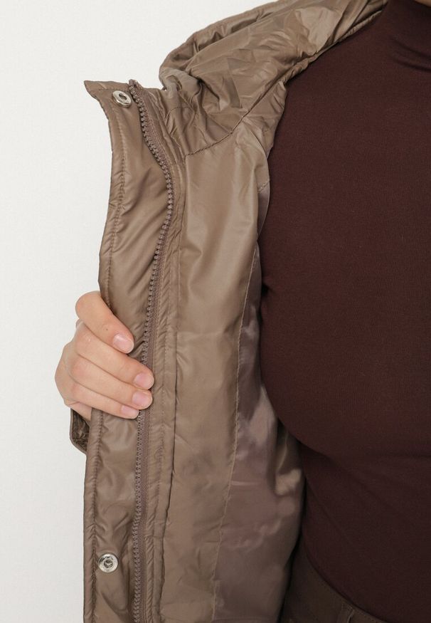 Born2be - Brązowa Pikowana Kurtka Przejściowa z Kapturem Arivitte. Okazja: na co dzień. Typ kołnierza: kaptur. Kolekcja: plus size. Kolor: brązowy. Materiał: jeans. Styl: casual, elegancki