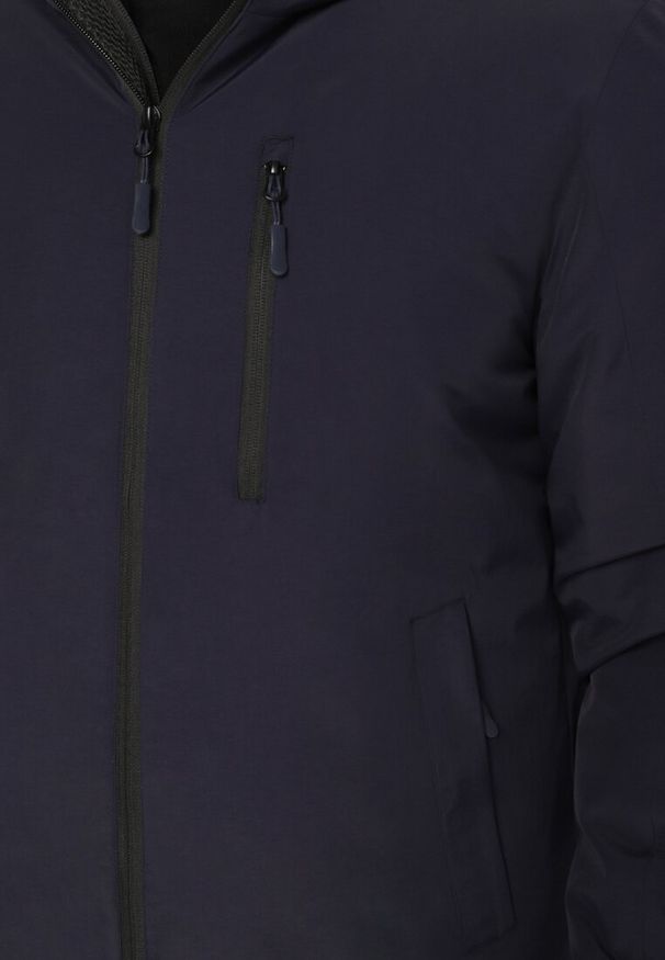 Born2be - Granatowa Kurtka Wiatrówka z Odpinanym Kapturem i Pikowanym Wnętrzem Tintoria. Okazja: na co dzień. Kolor: niebieski. Materiał: jeans. Styl: klasyczny, casual, elegancki