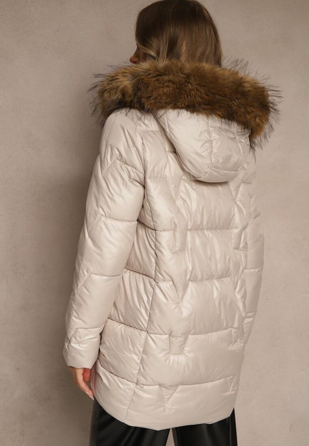Renee - Beżowa Kurtka z Pikowanymi Przeszyciami i Kapturem z Odpinanym Futrem Galenea. Okazja: na co dzień. Kolor: beżowy. Materiał: futro. Styl: elegancki, casual