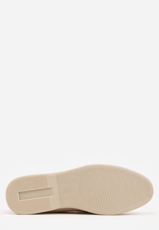 Born2be - Ciemnobeżowe Mokasyny z Imitacji Zamszu z Ozdobnym Przeszyciem i Zawieszką Veleyra. Okazja: na co dzień, do pracy, na spotkanie biznesowe. Kolor: beżowy. Materiał: zamsz. Styl: klasyczny, casual, biznesowy