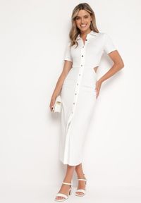 Born2be - Biała Sukienka Koszulowa z Wycięciami w Talii i i Marszczeniami Zapinana na Guziki Quvlea. Okazja: na co dzień. Kolor: biały. Materiał: jeans, wiskoza. Typ sukienki: koszulowe. Styl: casual #1