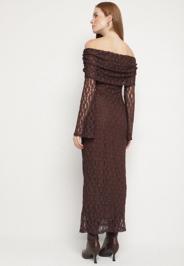 Born2be - Brązowa Koktajlowa Sukienka z Odkrytymi Ramionami z Koronki Eperrie. Kolor: brązowy. Materiał: koronka. Wzór: koronka. Typ sukienki: z odkrytymi ramionami. Styl: wizytowy. Długość: midi