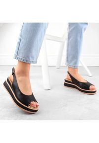 Skórzane sandały damskie na platformie czarne Filippo DS6153. Kolor: czarny. Materiał: skóra. Obcas: na platformie #5