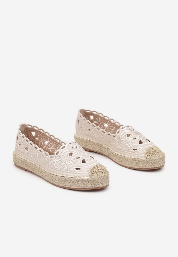 Renee - Beżowe Espadryle na Podeszwie z Plecionki Zdobione Ażurowym Wzorem Elnil. Okazja: na co dzień. Kolor: beżowy. Materiał: jeans. Wzór: aplikacja, ażurowy. Sezon: lato. Styl: elegancki, boho, casual