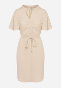 Born2be - Beżowa Sukienka Trapezowa z Koszulową Górą i Materiałowym Paskiem w Talii Vikiiona. Okazja: na spotkanie biznesowe. Typ kołnierza: dekolt w kształcie V. Kolor: beżowy. Materiał: materiał. Długość rękawa: krótki rękaw. Typ sukienki: koszulowe, trapezowe. Styl: biznesowy #6