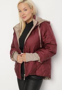 Born2be - Czerwona Pikowana Kurtka z Kapturem i Przedłużonym Tyłem Tulunia. Okazja: na spacer. Typ kołnierza: kaptur. Kolekcja: plus size. Kolor: czerwony. Materiał: jeans. Wzór: aplikacja. Styl: elegancki #5