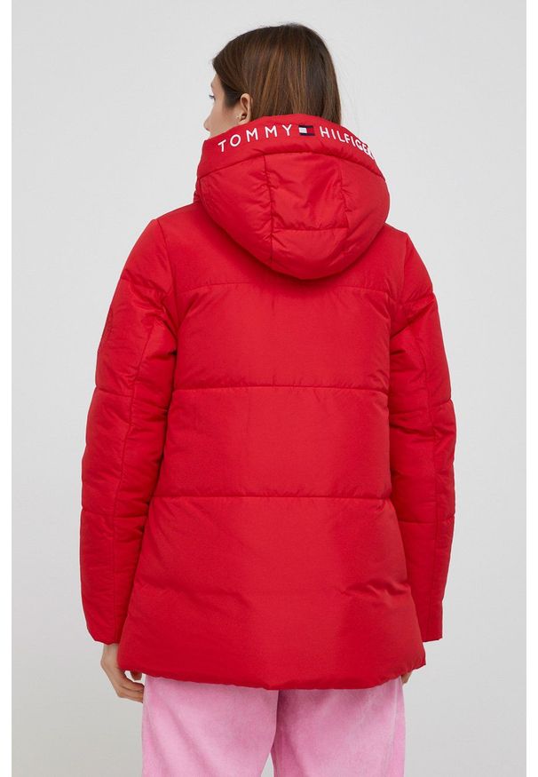 TOMMY HILFIGER - Tommy Hilfiger Kurtka damska kolor granatowy zimowa oversize. Okazja: na co dzień. Kolor: czerwony. Materiał: materiał. Wzór: haft, gładki. Sezon: zima. Styl: casual