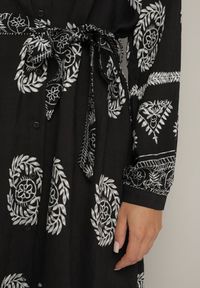 Born2be - Czarna Koszulowa Sukienka Ozdobiona Ornamentalnym Wzorem z Wiązanym Paskiem Roriola. Okazja: na co dzień, do pracy. Kolor: czarny. Materiał: tkanina, wiskoza, skóra. Wzór: aplikacja. Typ sukienki: koszulowe. Styl: casual, elegancki, klasyczny #6