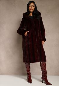 Renee - Bordowy Futrzany Płaszcz z Kapturem Zdobiony Pionowym Wzorem Elrinrahne. Typ kołnierza: kaptur. Kolor: czerwony. Materiał: futro. Długość rękawa: długi rękaw. Wzór: aplikacja. Styl: klasyczny #3
