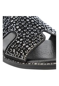 Czarne Klapki Filippo Modne Obuwie Damskie. Okazja: na co dzień. Kolor: czarny. Materiał: materiał. Wzór: aplikacja. Obcas: na płaskiej podeszwie. Styl: elegancki, casual #4