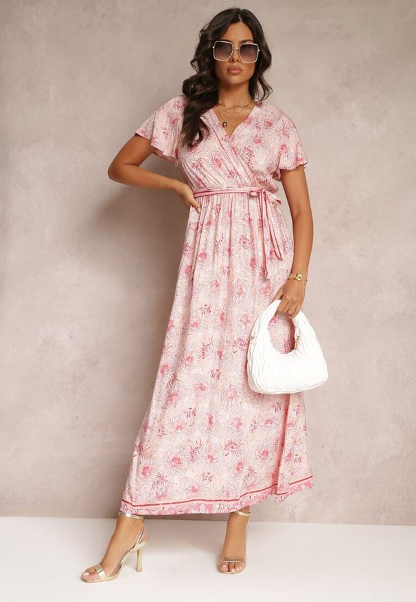 Renee - Jasnoróżowa Wiskozowa Sukienka z Metalicznym Wzorem i Gumką w Pasie Carinalia. Kolor: różowy. Materiał: wiskoza