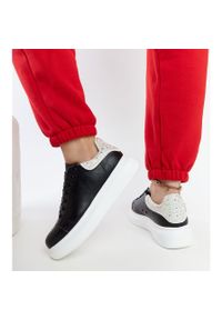 Czarne sneakersy na platformie GOE JJ2N4052. Nosek buta: okrągły. Kolor: czarny. Materiał: guma, materiał. Sezon: lato. Obcas: na platformie