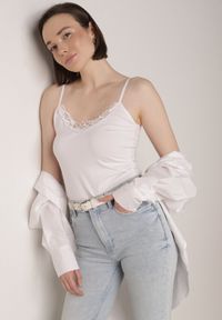 Born2be - Biały Bawełniany Top na Ramiączkach z Ozdobną Koronką przy Dekolcie Berlisa. Kolor: biały. Materiał: bawełna, koronka. Długość rękawa: na ramiączkach. Wzór: koronka #1