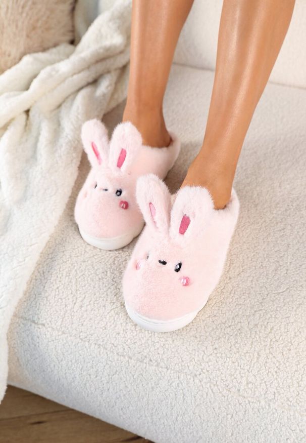 Born2be - Różowe Kapcie Króliczki Vices na Grubej Tłoczonej Podeszwie z Futerkiem Ecassavia. Nosek buta: okrągły. Kolor: różowy. Materiał: futro. Sezon: zima. Obcas: na obcasie. Styl: klasyczny. Wysokość obcasa: niski