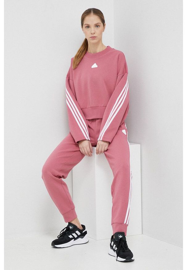 Adidas - adidas bluza damska kolor różowy z aplikacją. Kolor: różowy. Materiał: materiał. Wzór: aplikacja