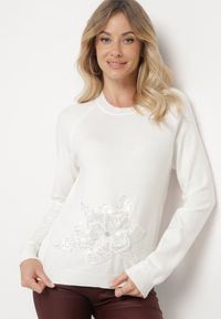 Born2be - Biały Sweter Ozdobiony Cekinami Koralikami i Cyrkoniami w Kształcie Kwiatka Romiella. Okazja: na co dzień. Kolor: biały. Materiał: jeans. Wzór: aplikacja, kwiaty. Styl: klasyczny, casual, elegancki
