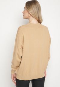 Born2be - Beżowy Gładki Sweter z Rękawami Typu Nietoperz Ralanevia. Okazja: do pracy, na co dzień. Kolor: beżowy. Wzór: gładki. Styl: casual #4