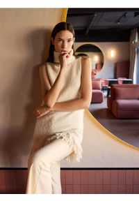 Reserved - Dzianinowa kamizelka z golfem - kremowy. Typ kołnierza: golf. Kolor: kremowy. Materiał: dzianina #1