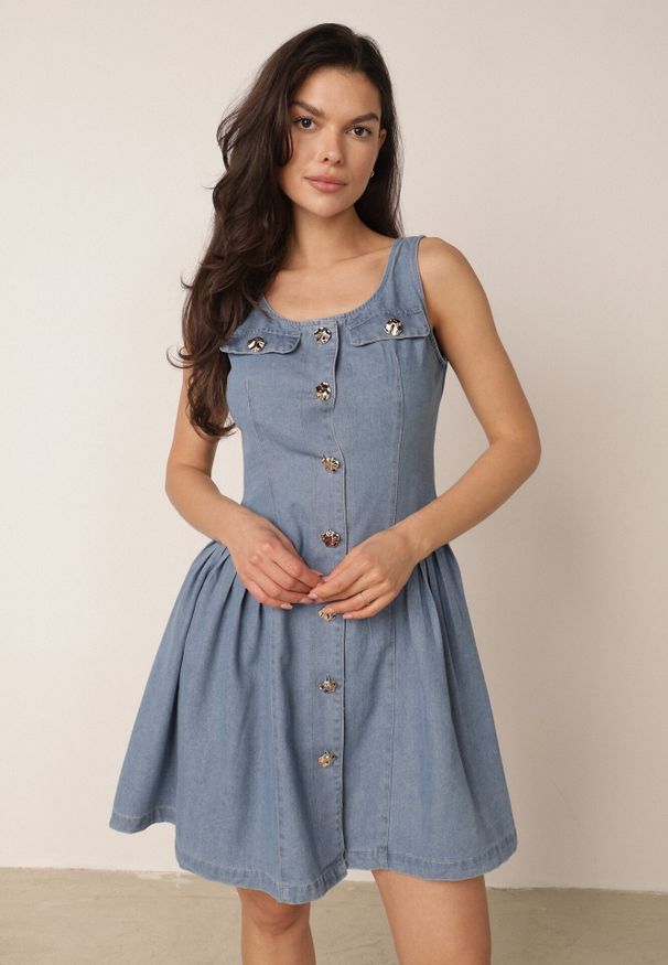 Born2be - Niebieska Jeansowa Sukienka z Bawełny o Rozkloszowanym Kroju z Guzikami Haideusa. Okazja: na spacer, na co dzień. Kolor: niebieski. Materiał: jeans, bawełna. Sezon: lato. Typ sukienki: proste, rozkloszowane. Styl: casual, klasyczny