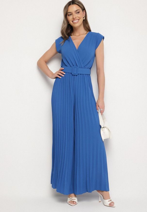 Born2be - Niebieski Kombinezon o Kopertowym Kroju z Plisami i Paskiem w Talii Salivania. Okazja: na wesele, na studniówkę, na imprezę, na ślub cywilny. Kolor: niebieski. Styl: elegancki, klasyczny