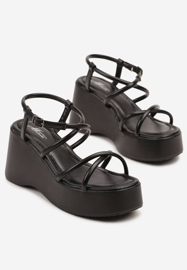 Born2be - Czarne Sandały na Koturnie z Ozdobnymi Paskami Feloiti. Okazja: na spacer. Zapięcie: pasek. Kolor: czarny. Sezon: lato. Obcas: na koturnie. Styl: elegancki, klasyczny