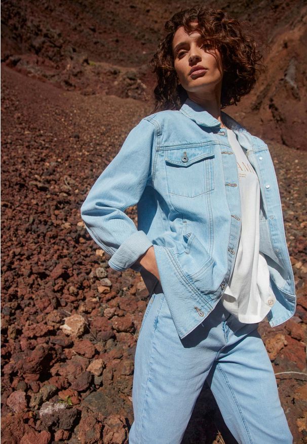 Volcano - Jeansowa kurtka damska oversize J-FIBI. Kolor: niebieski. Materiał: jeans. Długość: długie. Styl: klasyczny
