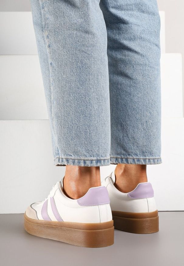 Renee - Biało-Fioletowe Sneakersy na Kauczukowej Podeszwie Ozdobione Paskami Nilimea. Okazja: na co dzień. Zapięcie: pasek. Kolor: biały. Materiał: kauczuk. Wzór: aplikacja